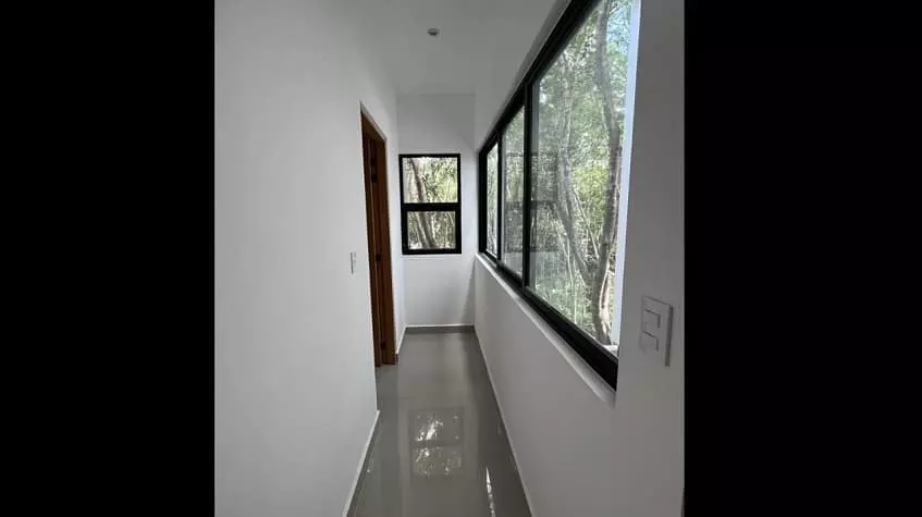 Pasillo estrecho con ventanas, Vista de una jungla en Casa Mayakoba