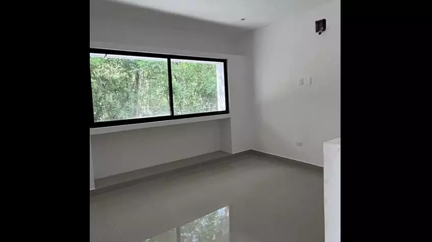 Habitación sin amueblar con una ventana en Mayakoba House