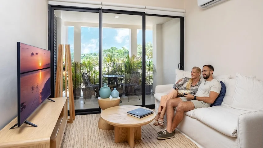 Sala con TV en Okun Living Cancun