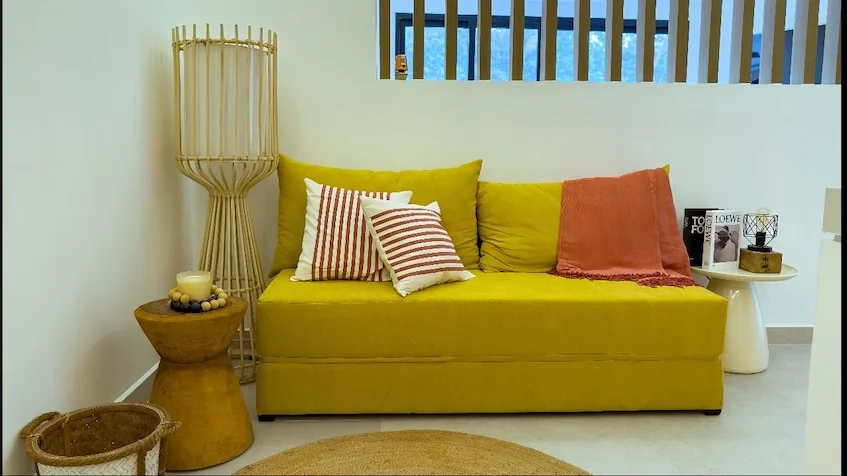 Sala con sofá en Macondo Tulum