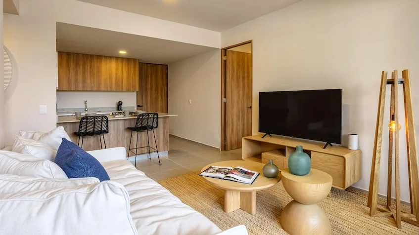 Sala con TV en Okun Living Cancun