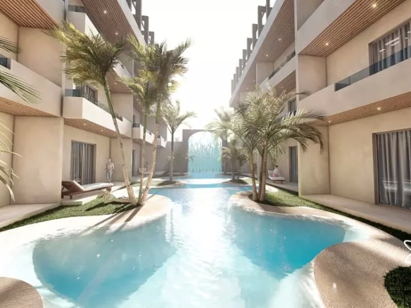 Piscina larga entre dos edificios residenciales en Cocay Lofts Tulum