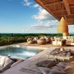 Bar lounge et piscine sur le toit de l'hôtel Nequen Kukulkan Tulum
