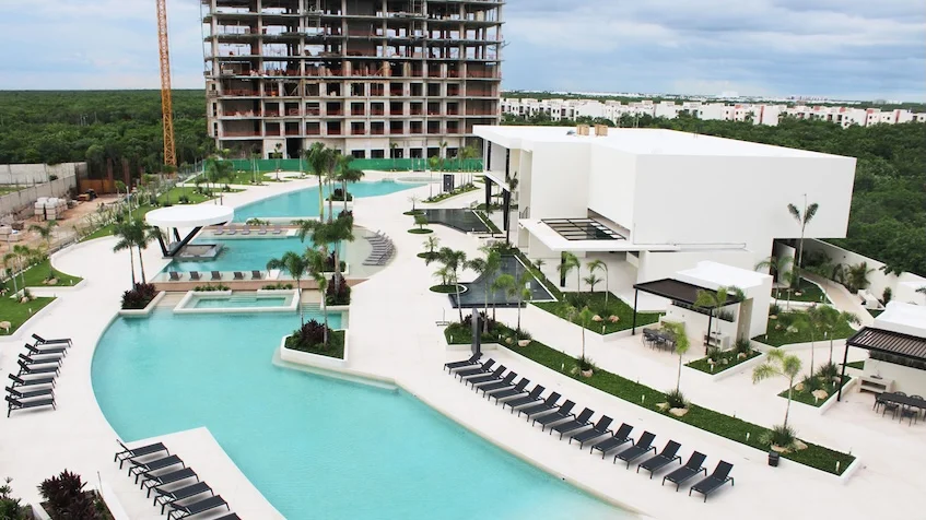 Vista aerea con alberca en Valle Aurora Cancun
