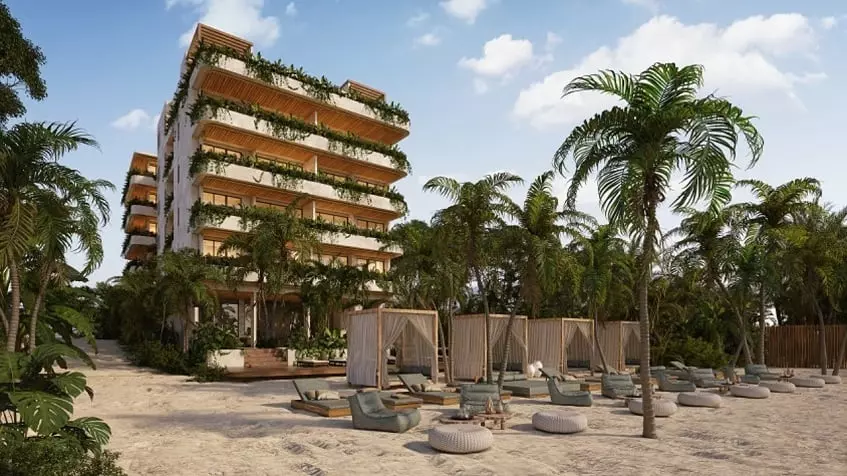 Edificio residencial, playa con tumbonas, palmeras en Nalu Puerto Morelos