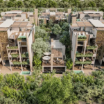 Edificios residenciales con balcones, piscina jardín rodeada de selva en Baikal Tulum Country Club