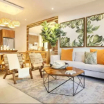 Sala con comedor y cocina, cuadros con hojas verdes en Selvanova Playa del Carmen