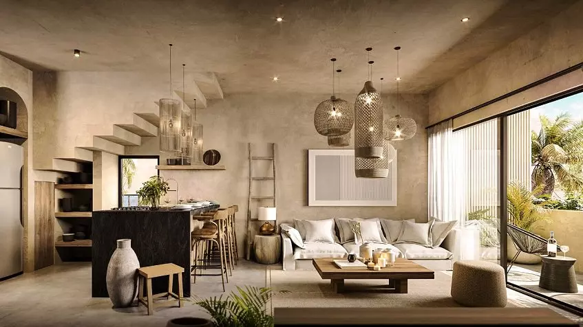 Amplia sala, cocina y escalera, terraza con sillas de jardín, en Satori Tulum