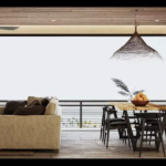Sala comedor y amplio ventanal con terraza en Strela Puerto Morelos
