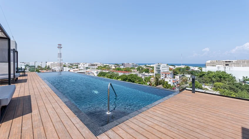 Alberca infinita con vista al mar en Nikki Ocean Playa del Carmen