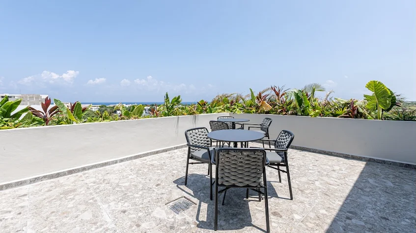 Rooftop mesas y sillas en Nikki Ocean Playa del Carmen