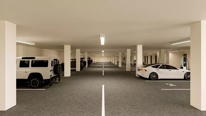 Estacionamiento subterráneo con autos estacionados, cargador para autos eléctricos en Tulum Bay Tankah