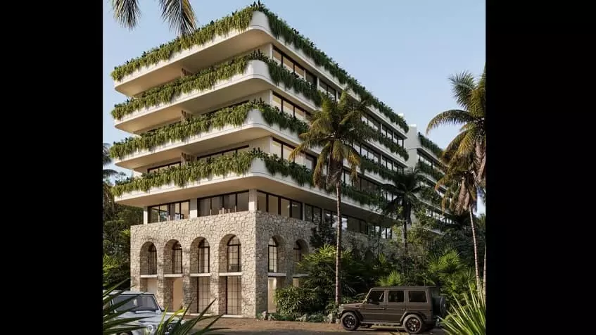 Edificio residencial con plantas verdes colgando de balcones, coche pasando por Nero Tankah Tulum