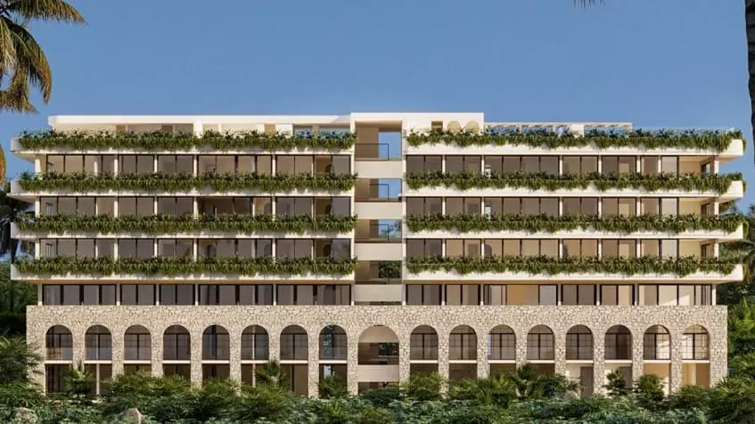 Edificio residencial con plantas verdes colgando de balcones por Nero Tankah Tulum