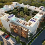 Vista de un edificio residencial rodeado de vegetación, estacionamiento en Canopia Tulum Condos