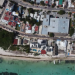 Vista aerea de la playa y edificios alrededor en Uva de Mar Puerto Morelos