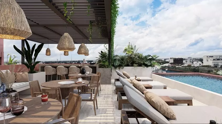Una terraza con camastros y restaurante en Ikuku Playa del Carmen
