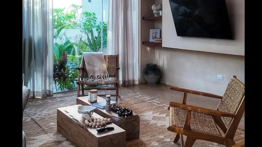 Sala con TV en Pura Selva Tulum