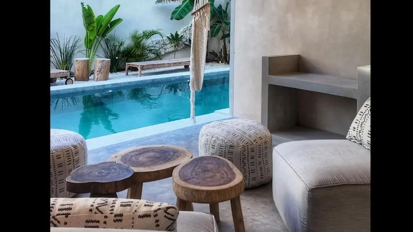 Sala con vista a la piscina en Pura Selva Tulum