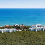 Vue de la côte océanique depuis le côté jungle, immeuble résidentiel blanc à Santamar Prime Akumal
