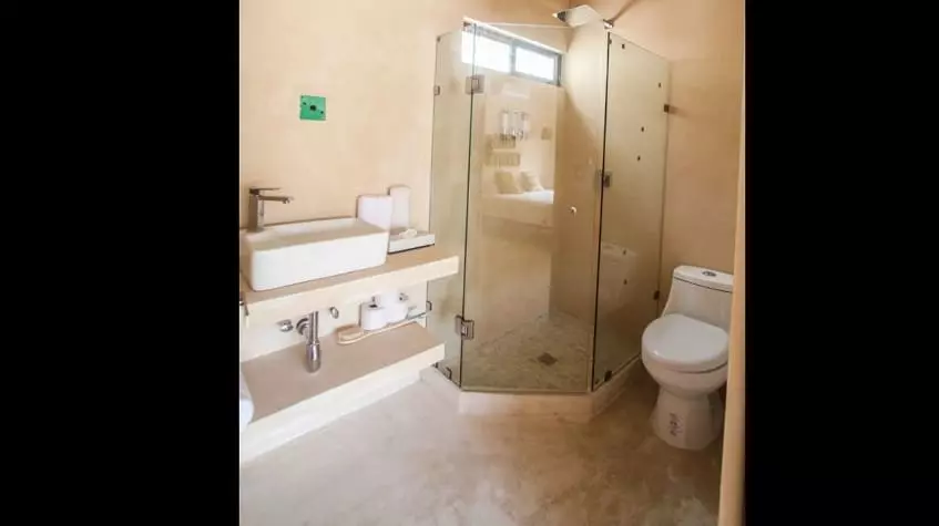 Un baño completo con ducha, un lavamanos y excusado en Selva Norte Tulum