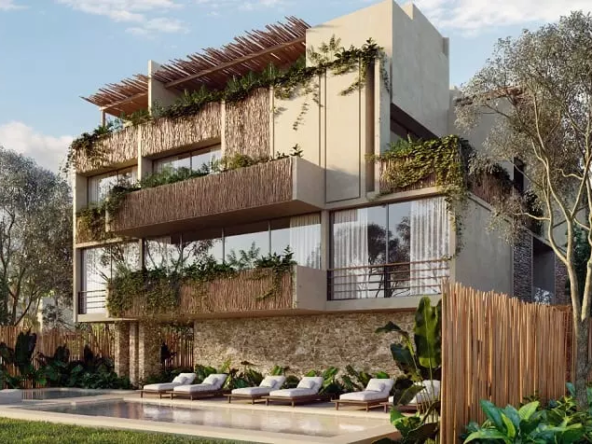 Fachada de casa con alberca y camastros en Santulum