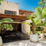 Fachada frontal de una villa en Selva Norte Tulum