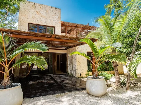 Fachada frontal de una villa en Selva Norte Tulum