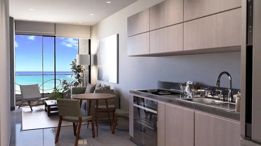 Interior de un estudio con sala vista al mar en Sea Lofts Cozumel