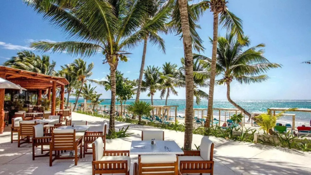Un restaurante con vista al mar en Akumal