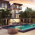 Une piscine avec une terrasse ensoleillée, un bar à l'arrière et des chaises longues au Nook Tulum