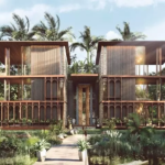 Une façade de villa, un jardin avec un étang à Consciente Tulum