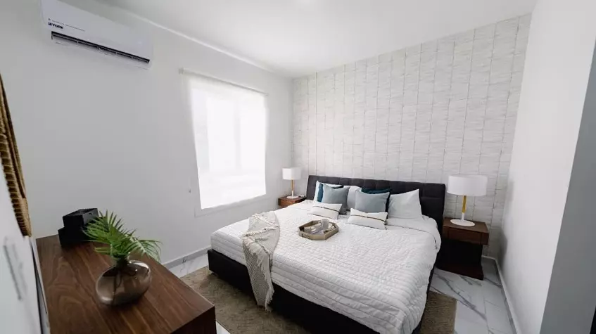 Bedroom with king size bed, air conditioning, 2 lamps and headdress at Residencias La Selva