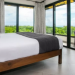 Una recamara con balcon y vista al mar en Honey B Residences