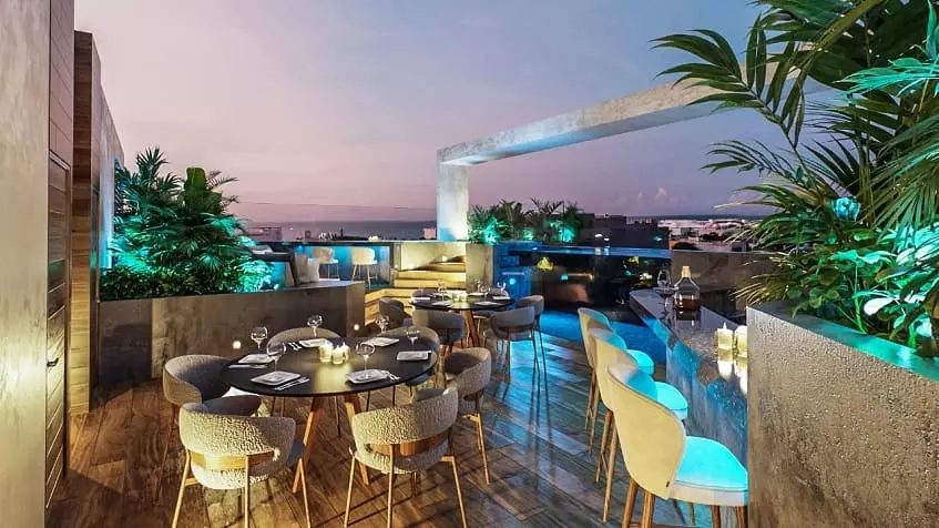 Un rooftop con restaurante, un bar y vista la ciudad en Belehu Playa del carmen