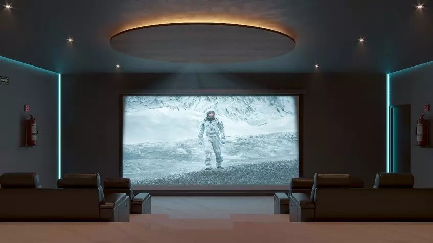 Sala de cine mostrando una escena de un astronauta en Mara Bella Cancun