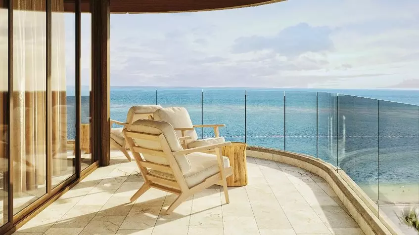 Una terraza con2 sillas de madera y vista al mar en Sole Blu