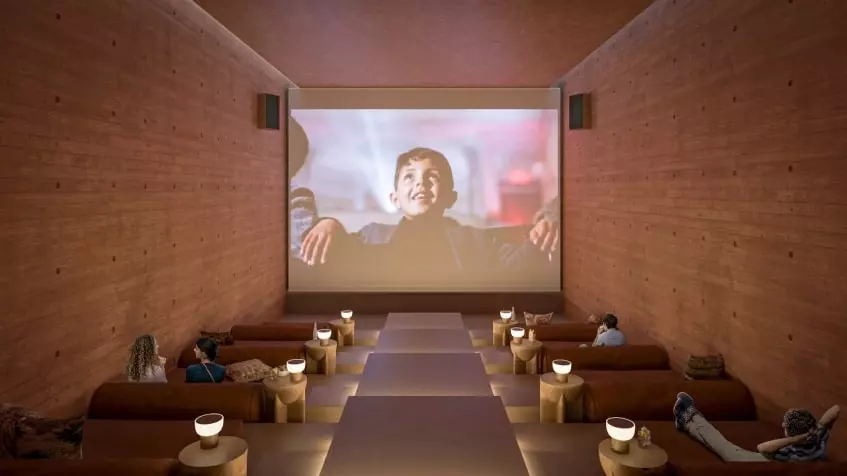 Una sala de cine con personas alrededor en Lunara Akumal