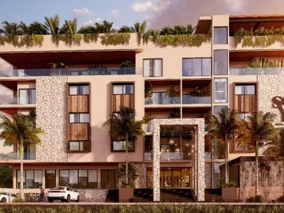 Una fachada de un edificio con autos estacionados afuera en Selva Me Tulum