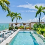 Una alberca con un area de lounge en Newport House