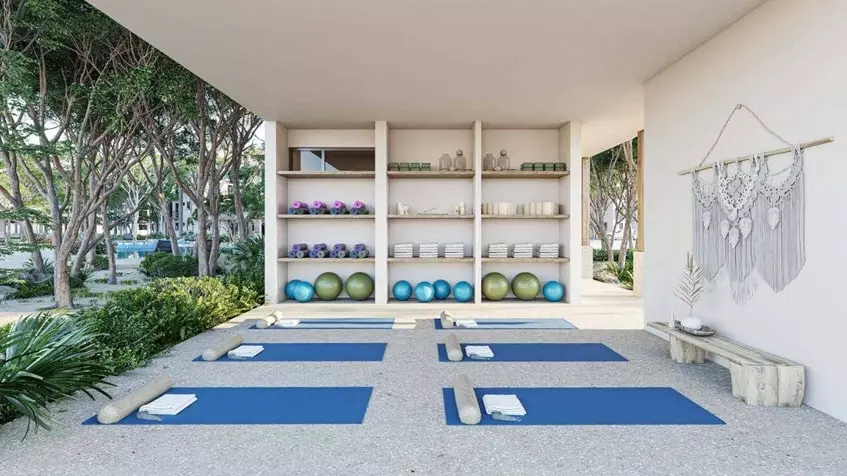 Una sala de yoga con tapetes y pelotas en Selva Escondida