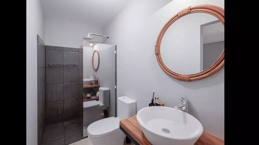 Un baño completo con un lavamanos y un espejo grande en Kukul Tulum