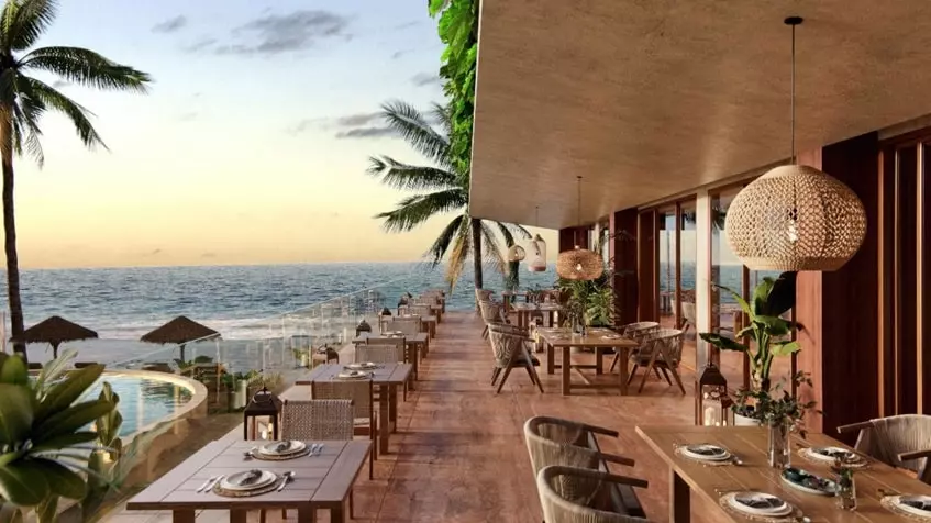 Un restaurante con vista al oceano en Inna Beach Condos