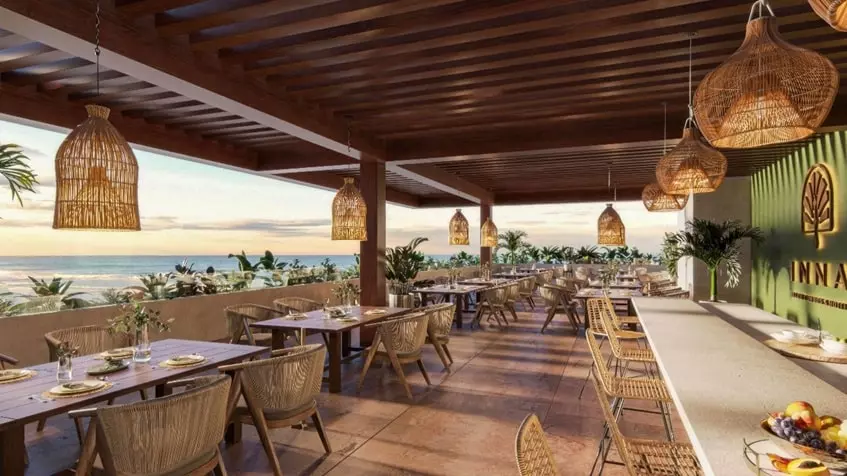 Un restaurante abierto con vista al mar en Inna Beach Puerto Morelos