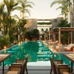 Une piscine et un restaurant au Fabula Tulum