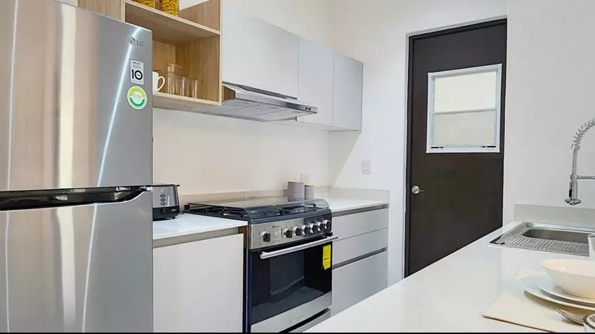 Una cocina equipada con una estufa y un refrigerador en Aldea Tulum Plus