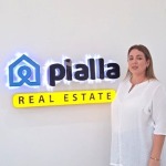 Fotografia de una asesora inmobiliario en la oficina de Plalla Real Estate
