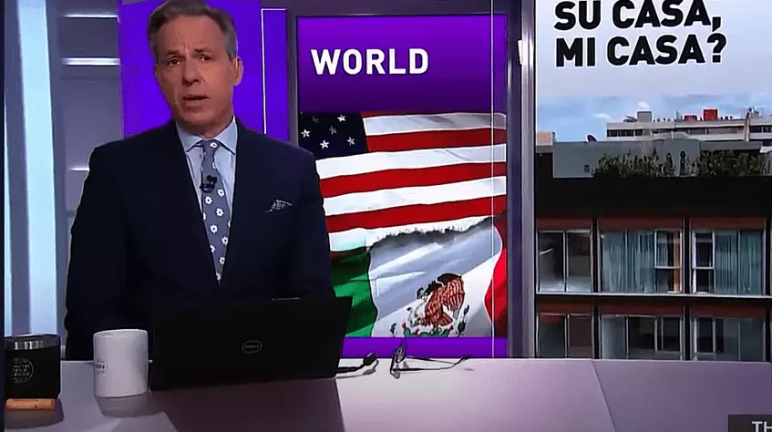 Un reportero en un noticiero hablando de Por que los Estadounidenses se Mudan a Mexico