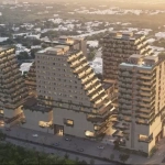 Vista aérea de edificios piramidales y coches alrededor en Aantik Mérida