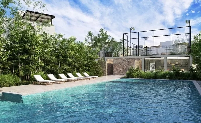 Una alberca comun con camastros y plantas alrededor en Paraiso Playa Encantada